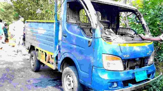 ফেঞ্চুগঞ্জ রোডে পণ্যবাহি গাড়িতে পেট্রোল বোমা মেরে আগুন, আটক ১