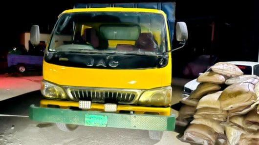অবৈধভাবে আসা ৫ লাখ টাকার ভারতীয় চিনিসহ মিনি ট্রাক আটক 