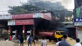মদিনা মার্কেট পেট্রোল পাম্পে রাখা ট্রাকে আগুন আহত ৪
