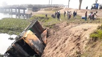 বেইলি সেতু ভেঙে নদীতে পড়ে যাওয়া ট্রাক ৫ মাস পর উদ্ধার 