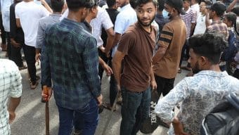সিলেটে দেশীয় অস্ত্র নিয়ে সড়কে অবস্থান করে ছাত্রলীগের বিক্ষোভ