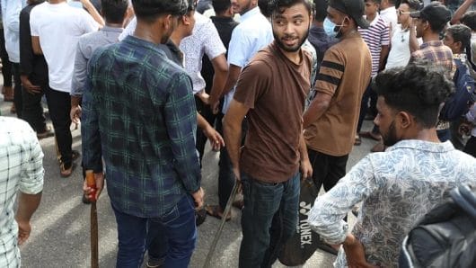 সিলেটে দেশীয় অস্ত্র নিয়ে সড়কে অবস্থান করে ছাত্রলীগের বিক্ষোভ