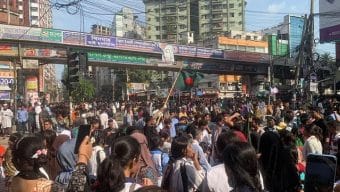 নীলক্ষেতে আন্দোলনকারীদের সঙ্গে পুলিশের সংঘর্ষ চলছে