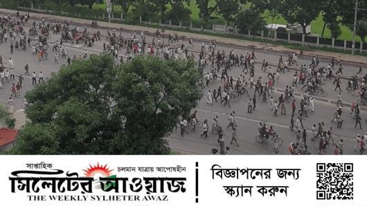 গণভবনে ঢুকে হাজারো ছাত্র-জনতার উল্লাস