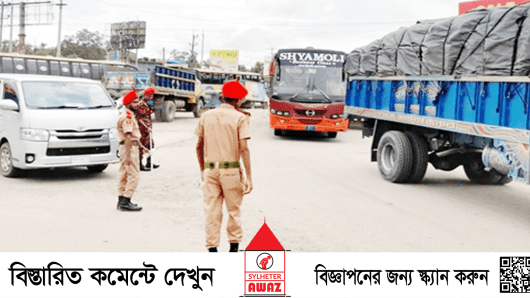 ট্রাফিক নিয়ন্ত্রণে শিক্ষার্থীদের পানি ও খাবার দিয়ে জনগণের সহায়তা