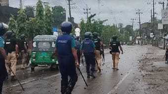 আখালিয়ায় আন্দোলনকারীদের সঙ্গে পুলিশের সংঘর্ষে আহত ২০