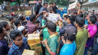 টিএসসিতে ত্রাণ দিতে আসা মানুষের ঢল