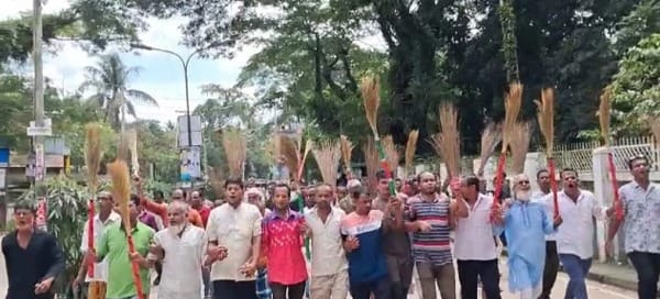হবিগঞ্জে রেজা কিবরিয়ার বিরুদ্ধে ঝাড়ু মিছিল