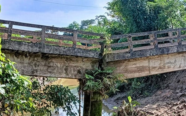 কুলাউড়ায় ঝুঁকিপূর্ণ সেতুতেই এলাকাবাসীর চলাচল
