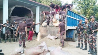 তামাবিল সড়কে বালু ভর্তি ট্রাকে মিললো ৩০০ বস্তা চিনি