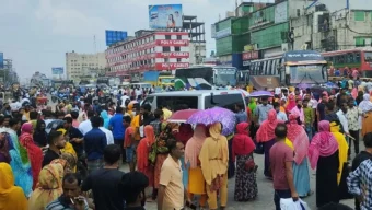 টঙ্গীতে বকেয়া বেতনের দাবিতে শ্রমিকদের মহাসড়ক অবরোধ, যান চলাচল বন্ধ