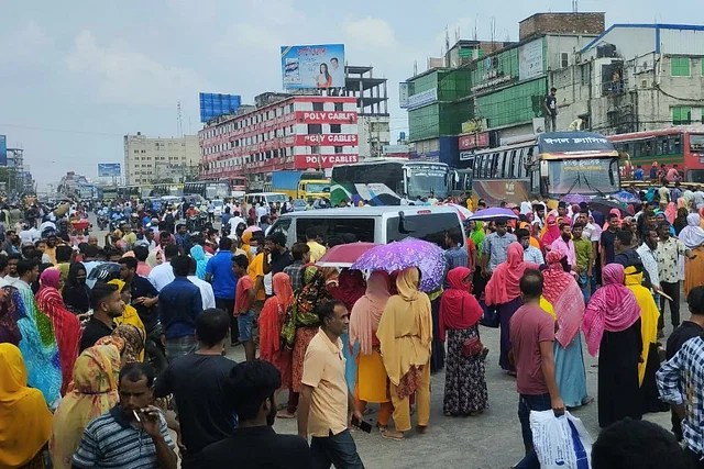 টঙ্গীতে বকেয়া বেতনের দাবিতে শ্রমিকদের মহাসড়ক অবরোধ, যান চলাচল বন্ধ