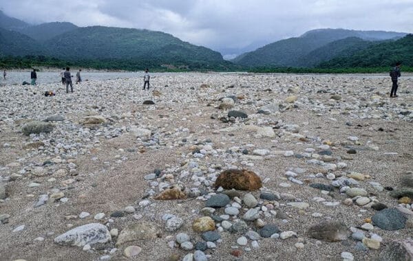 অবহেলা-অব্যবস্থাপনায় সৌন্দর্য্য হারাচ্ছে সাদাপাথর