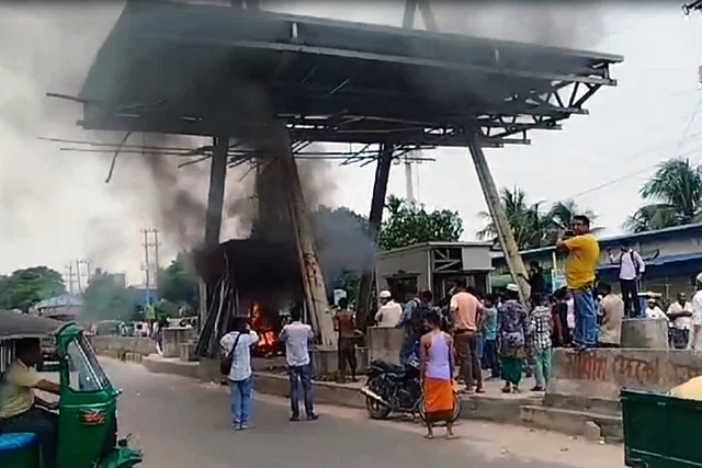 মানিকগঞ্জে টোল বন্ধের দাবিতে বিক্ষোভ, টোল প্লাজায় আগুন