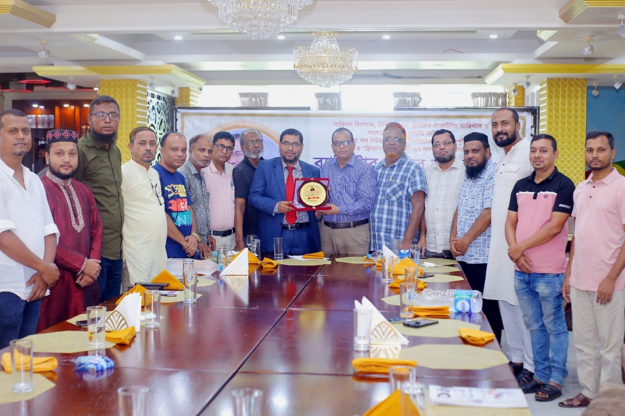 ব্যারিস্টার নাজির আহমদকে এসএমইউজের পক্ষে থেকে সম্মাননা ক্রেস্ট প্রদান
