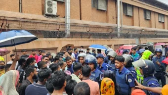 গাজীপুরে এক কারখানায় শ্রমিক বিক্ষোভ, পাশেরটিতে ছুটি ঘোষণা