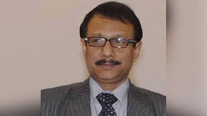 শেখ হাসিনার মুখ্য সচিব ও উপদেষ্টা সাবেক উপদেষ্টা কামাল চৌধুরীসহ ৪ গ্রেপ্তার