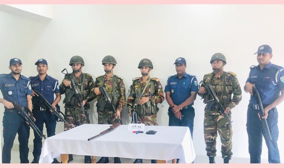 যৌথ বাহিনীর অভিযানে বালুর নিচ থেকে আগ্নেয়াস্ত্র উদ্ধার