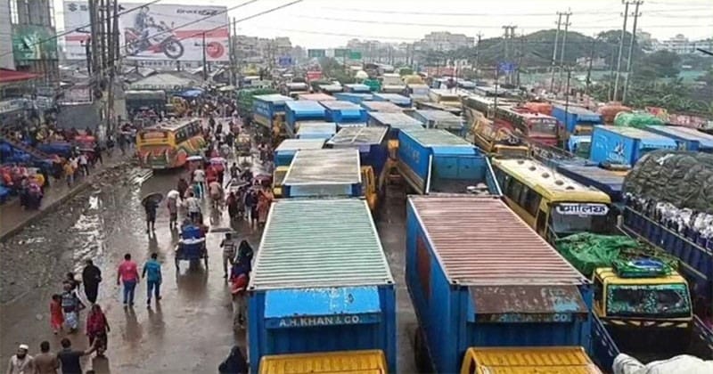 আশুলিয়ায় সড়ক আটকে শ্রমিকদের বিক্ষোভ