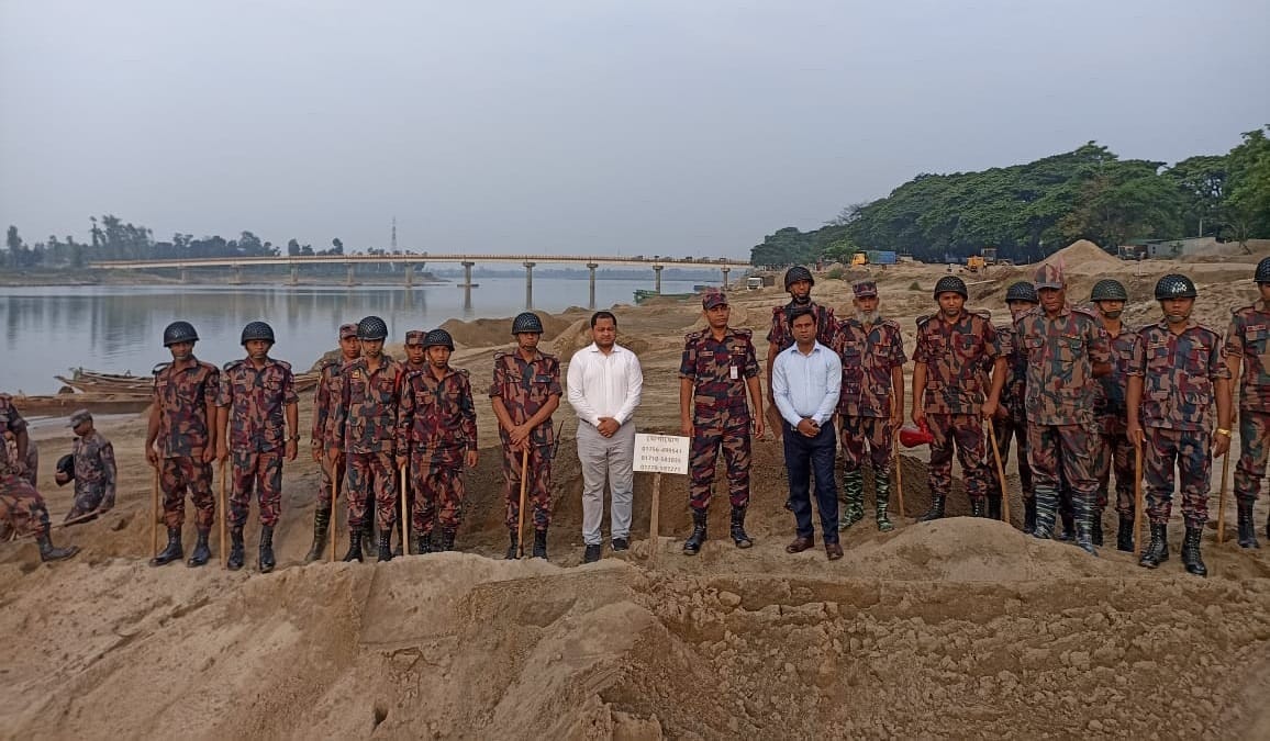 গোয়াইনঘাটে টাস্কফোর্সের অভিযানে বালু-পাথর, নৌকা ও মেশিন জব্দ