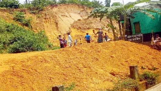 নগরীর বালুচরে নির্বিচারে চলছে পাহাড় নিধন