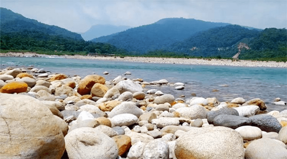 কোম্পানীগঞ্জে পাথর লুটপাটে বাঁধা দেওয়ায় পুলিশের উপর হামলা