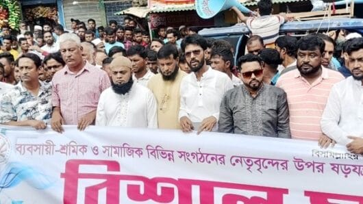 জাফলংয়ে পলাতক আসামিদের উপস্থিতিতে পাথর কোয়ারি সচলের দাবিতে মানববন্ধন