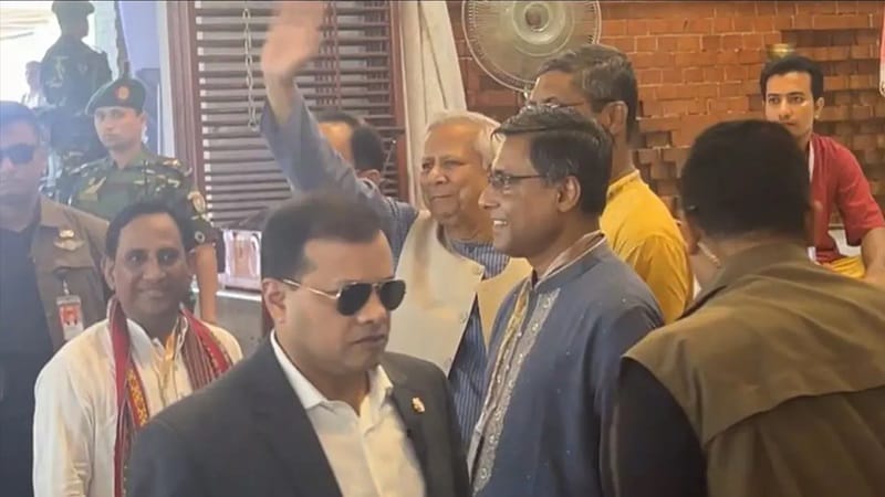 ঢাকেশ্বরী মন্দিরে গেলেন প্রধান উপদেষ্টা ইউনূস