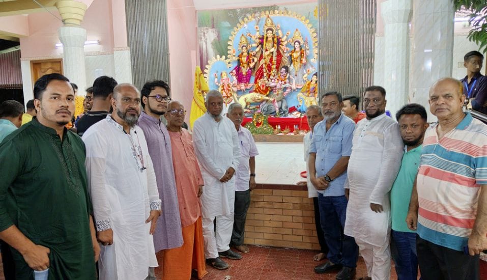 পূজামন্ডপ পরিদর্শনে সাবেক মেয়র আরিফুল হক চৌধুরী