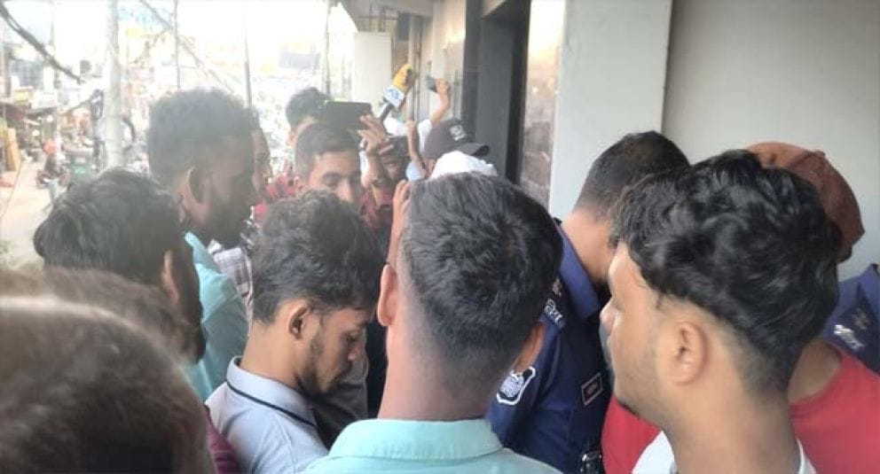সিলেটের ন্যাশনাল ব্যাংকের আরেকটি শাখায় তালা দিলেন গ্রাহকরা