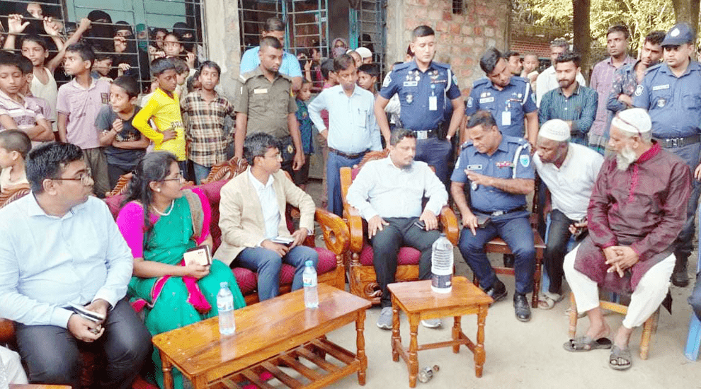 কানাইঘাটে মুনতাহা’র কবর জিয়ারত করলেন জেলা প্রশাসক