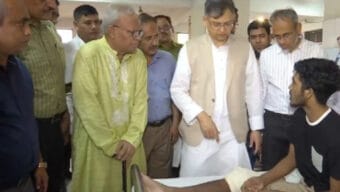 আন্দোলনে আহতদের দেখতে পঙ্গু হাসপাতালে সালাউদ্দিন ও রিজভী