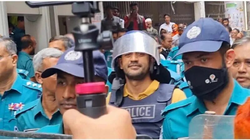 কারাগারে নামাজ পড়ে দিন পার ব্যারিস্টার সুমনের