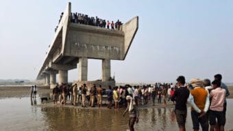 গুগল ম্যাপ দেখালো সোজা রাস্তা, এগোতেই নির্মাণাধীন সেতু থেকে নদীতে পড়ে নিহত ৩