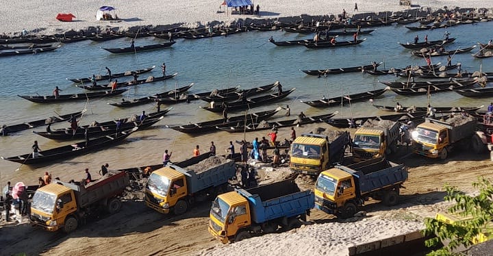 প্রকৃতির লীলাভূমি জাফলং এ বালুপাথর লুটের মহোৎসব