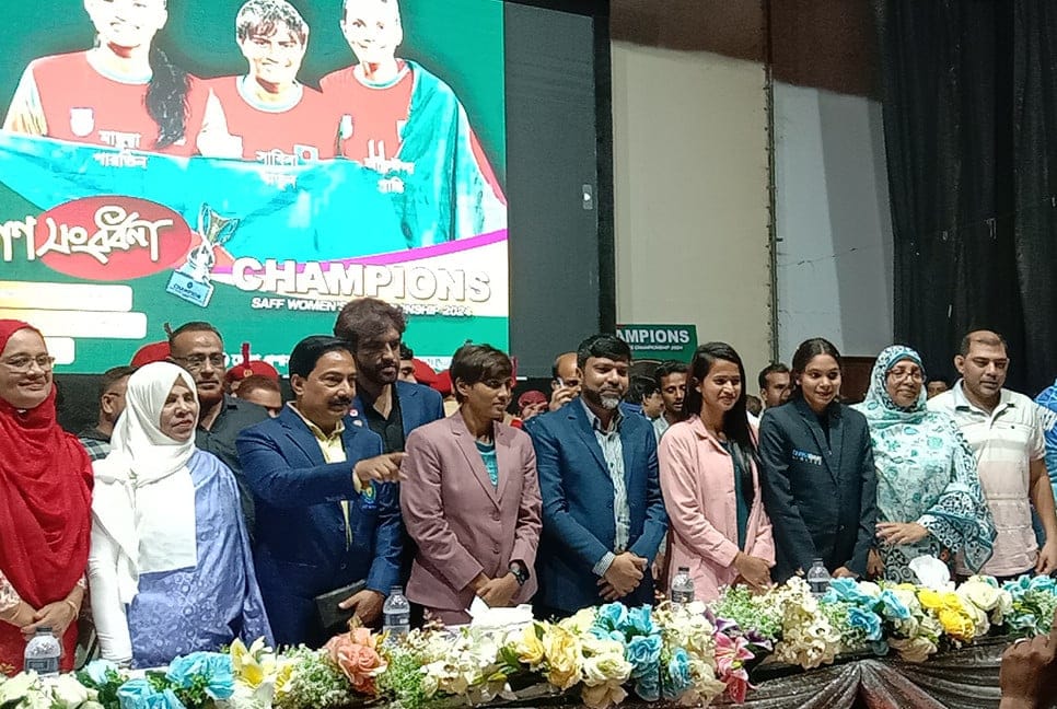 সাফ জয়ী তিন ফুটবলারকে সংবর্ধনা
