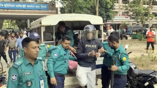সাবেক কাউন্সিলর লায়েককে আদালত চত্বরে গণপিটুনি