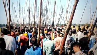 দেশীয় অস্ত্রশস্ত্রে সজ্জিত হয়ে ১০ কিমি হেঁটে এলো শত শত লোক