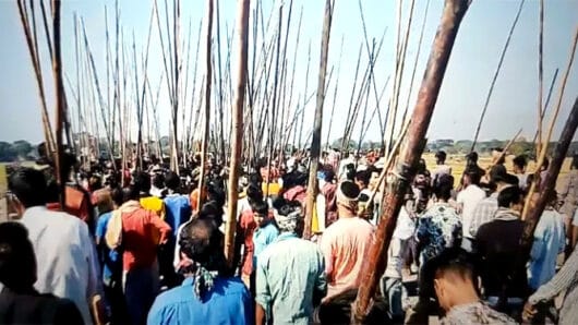 দেশীয় অস্ত্রশস্ত্রে সজ্জিত হয়ে ১০ কিমি হেঁটে এলো শত শত লোক