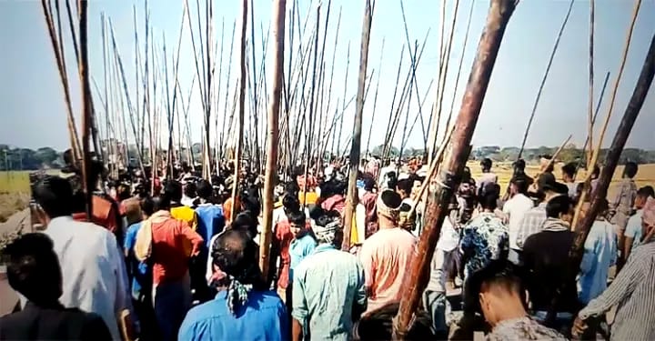 দেশীয় অস্ত্রশস্ত্রে সজ্জিত হয়ে ১০ কিমি হেঁটে এলো শত শত লোক