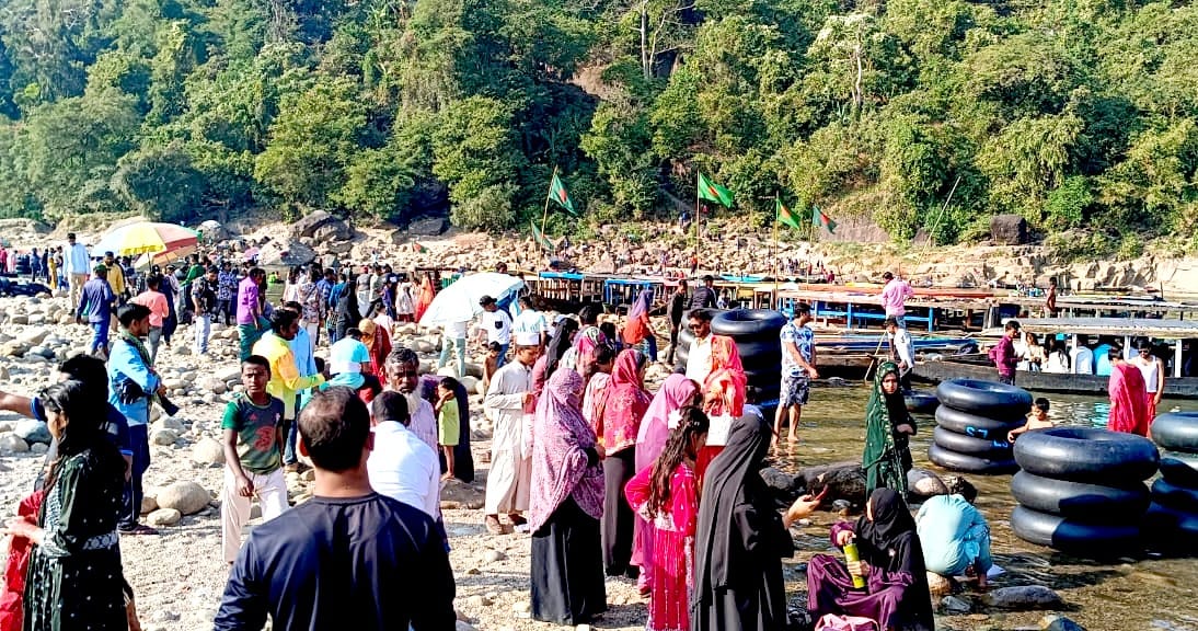 সিলেটে পর্যটকদের পদচারনায় মুখরিত জাফলং