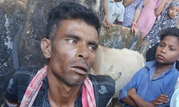 জনতার হাতে প্রাণ গেলো যুবকের খাওয়ানো হলো চুন-বালু