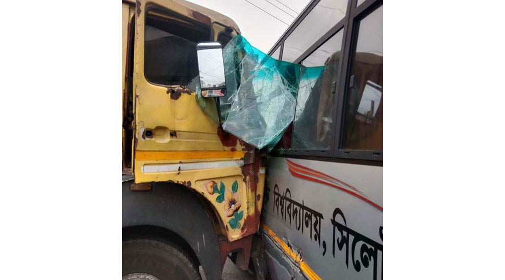 দুর্ঘটনার শিকার শাবিপ্রবি শিক্ষকদের বাস
