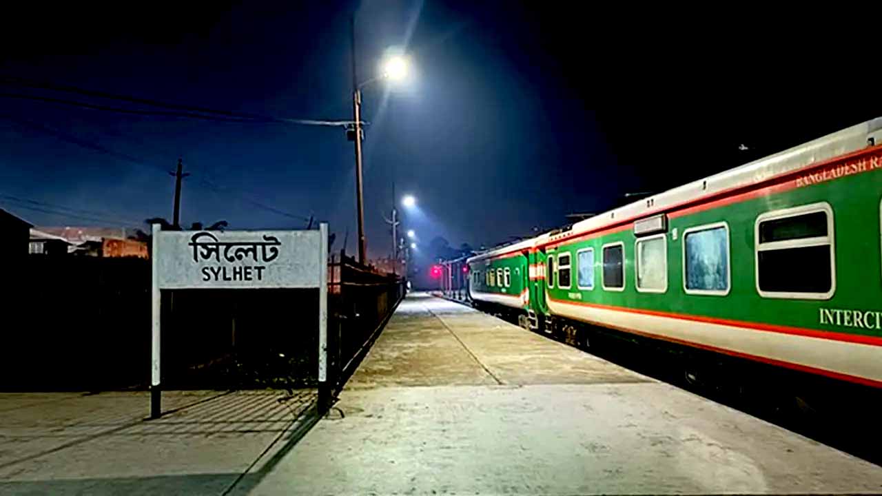 সিলেটে ‘চালকের ঘুমে’ দুই ঘণ্টা দেরিতে ছাড়ল ট্রেন