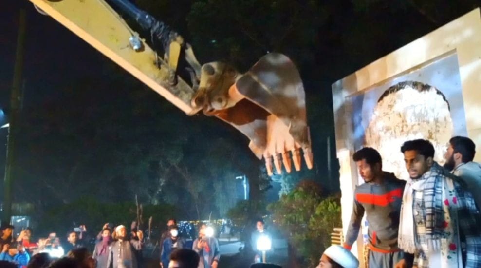 শাবিতে মধ্যরাতে গুড়িয়ে দেওয়া হল শেখ মুজিবের ম্যুরাল
