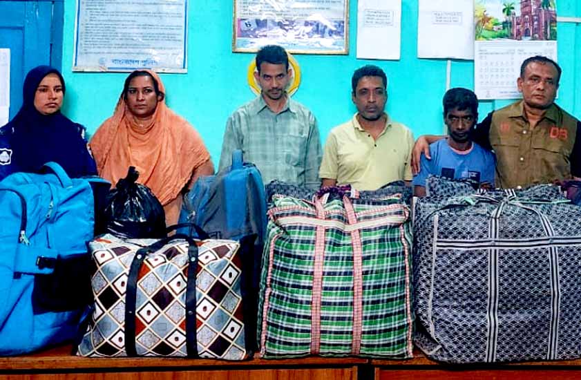 সিলেট রেলওয়ে স্টেশনে প্রায় ৩ লাখ টাকার ভারতীয় চকলেটসহ ৪ কালোবাজারি আটক