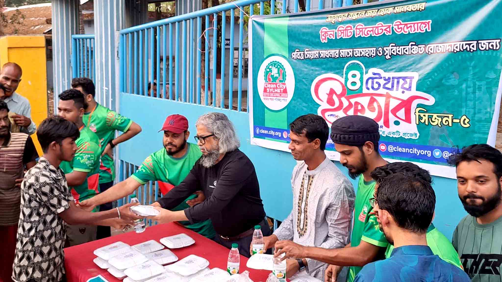 সিলেট নগরীর পথচারী রোজাদারদের মাঝে ৪ টাকায় ইফতার বিতরণ