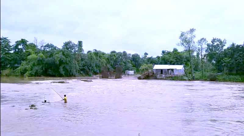 মৌলভীবাজারে অতিভারী বৃষ্টিতে বাড়ছে নদীর পানি, প্রতিরক্ষা বাধের স্থানে স্থানে ঝুঁকি
