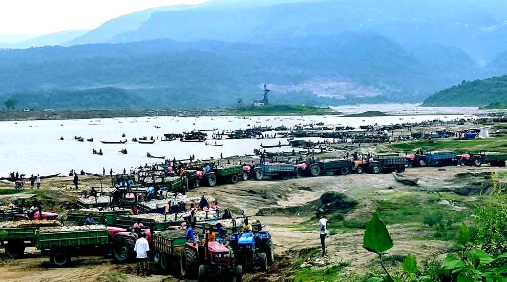 ভোলাগঞ্জে প্রতিদিন লুট হচ্ছে কোটি টাকার পাথর ও বালু