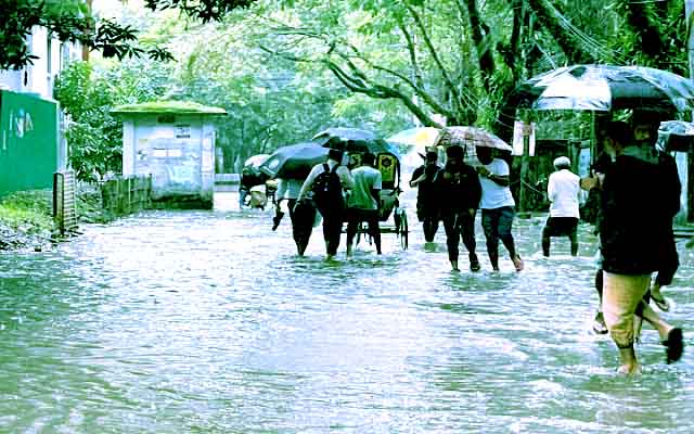 সিলেটে ভারী বর্ষণে সৃষ্টি হয়েছে জলাবদ্ধতা, দুর্ভোগে নগরবাসী